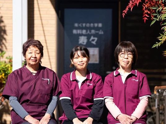 スタッフ3人の外観  