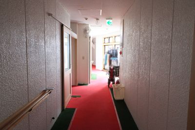 赤い絨毯の施設廊下