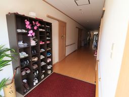 整然とした靴棚のある廊下