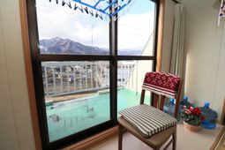 和室の窓と座椅子