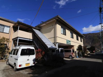 施設外観と駐車スペース
