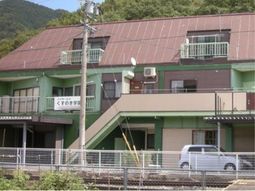 緑に囲まれた建物外観