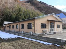 山々に囲まれた建物外観