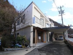 自然に囲まれた施設外観