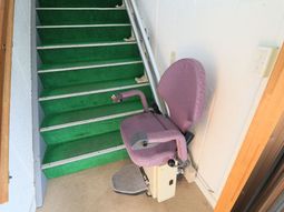 階段に取り付けられたスロープリフト