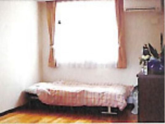 落ち着いた色調の居室