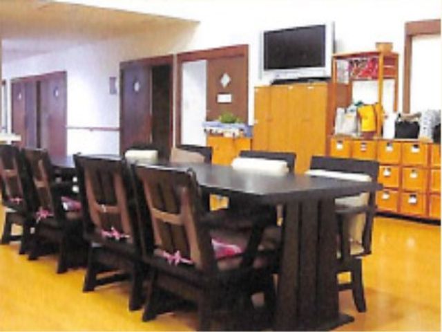 居心地の良いダイニングルーム リビング ゆったりとしたダイニングテーブルが並び、共有スペースとしても機能する食堂です。温かみのあるデザインが、共に時間を過ごす暖かさを演出しています。