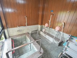 バリアフリー設計の浴室