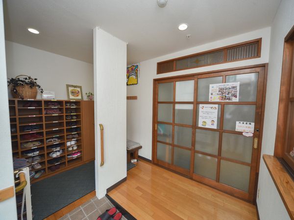 エントランスの靴棚と扉