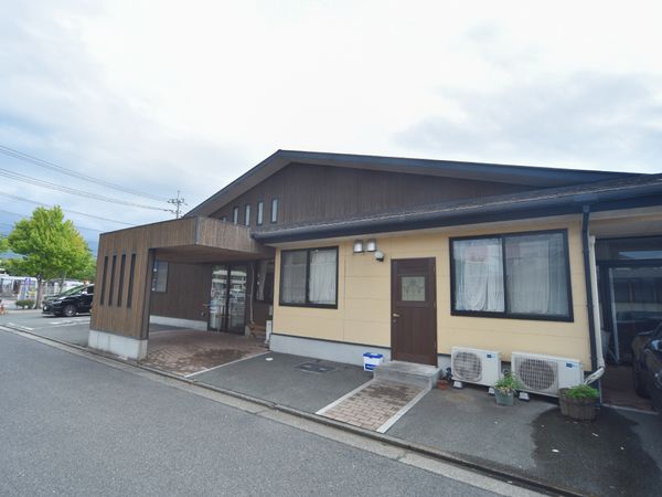 落ち着いた色合いの外観
