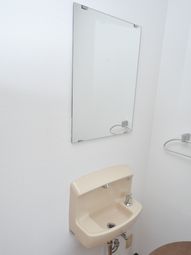 クリーンな洗面台とミラー