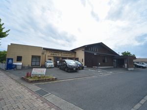 広々とした施設の外観