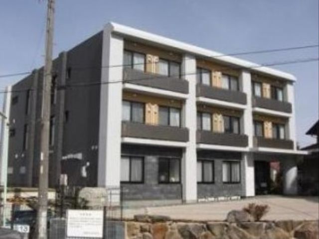 モダンな建物の外観 外観 清潔感のある現代的なデザインの建物です。窓が多く、開放的な環境でお仕事ができそうです。