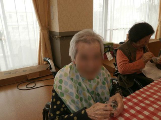 利用者と食卓 レクリエーション ゆったりとした食事の時間を支える食堂です。利用者が笑顔で食事を楽しんでいる様子が伺えます。