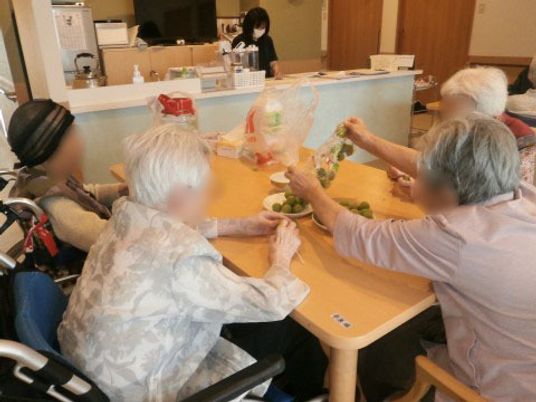 共同作業をする人々