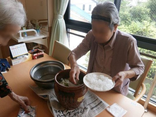 手作業活動する高齢者