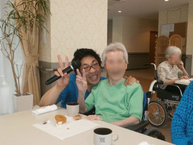 笑顔のスタッフと利用者 誕生会 笑顔あふれるダイニングで、明るいスタッフがお食事のサポートを行っています。コミュニケーションを大切にした心温まる空間です。