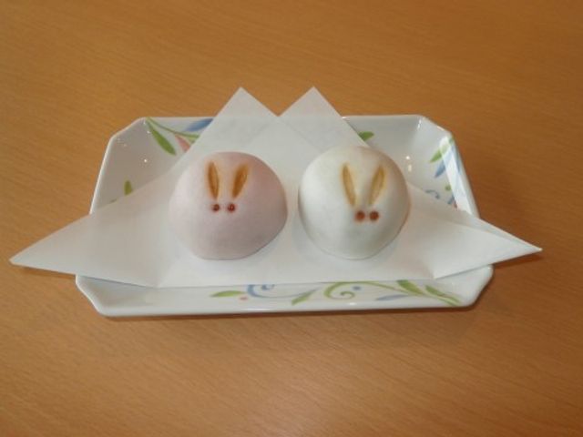 和菓子のウサギモチ おやつタイム 手作り感のあふれる和菓子が提供され、利用者の心を和ませています。こだわりの一品で、日々の暮らしに彩りを添えている様子が伺えます。