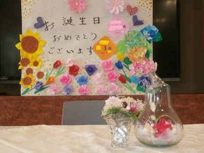 花と掲示物の装飾