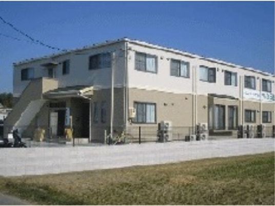 明るい建物の外観