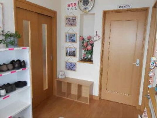 入口付近の明るい風景