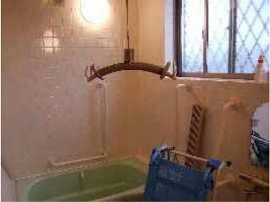 清潔な浴槽と窓