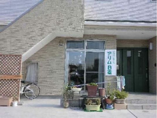 明るい入口と多くの植物