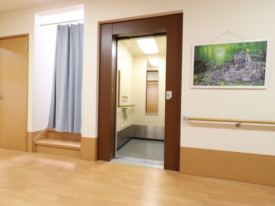 廊下とエレベーターの風景