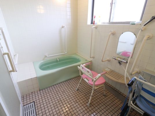 バリアフリー設計の浴室