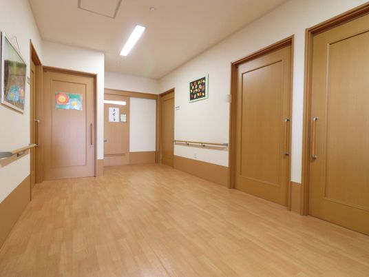 手すり付きの温かみのある廊下
