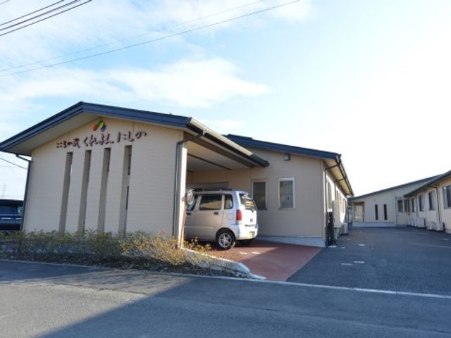 明るい日差しの外観 外観 ゆったりとした駐車スペースがある快適なエントランスです。利用者様の安全な乗降に配慮した設計となっています。