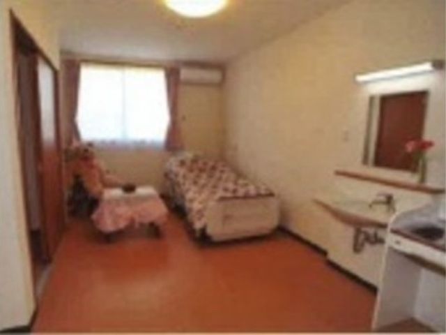 明るい個室の居室 居室 この居室は広々としており、日中も明るい日差しが差し込む設計です。自分の時間をゆったりと過ごせる環境が整っています。