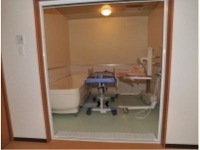 清潔なバリアフリー浴室