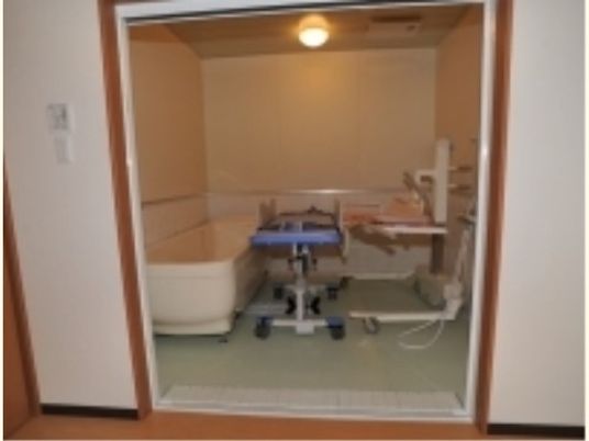 清潔なバリアフリー浴室