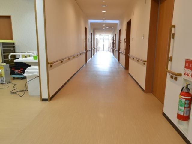 清潔で広い通路 廊下 ゆとりのある広々とした廊下は、清掃が行き届いており、日々の快適な移動を支えます。