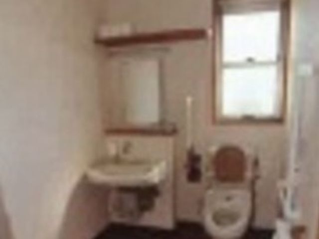 シンプルなトイレスペース おトイレ2 清潔感のあるトイレです。手すりが設置されていて、安心してご利用いただけるよう配慮されています。