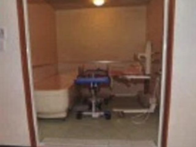 バリアフリーの浴室 浴室 手すりが設置された清潔感のある浴室です。入居者の安全と快適さを考えた設計になっています。