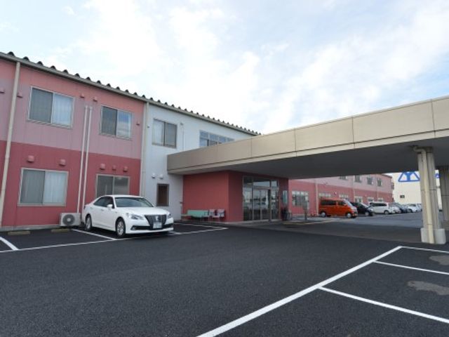 入口が広々とした施設外観 外観 広さを生かしたエントランスは、利用者様が安心してご入退所できるように考えられています。アクセスがしやすい設計で、お越しの際に快適です。