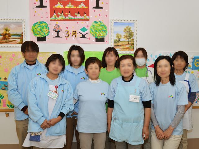 スタッフ集合写真 スタッフ集合写真 素敵な笑顔で迎えてくれるスタッフがいる安心の環境です。各種イベントに彩られた壁面も、日々の楽しさを物語っています。