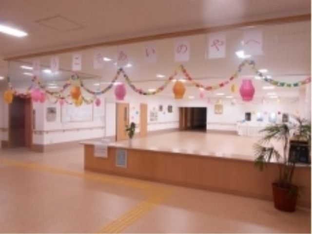 装飾された明るいロビー 館内の風景 飾り付けが施された広々としたロビーです。利用者の方がゆっくりと寛げる空間が整っています。
