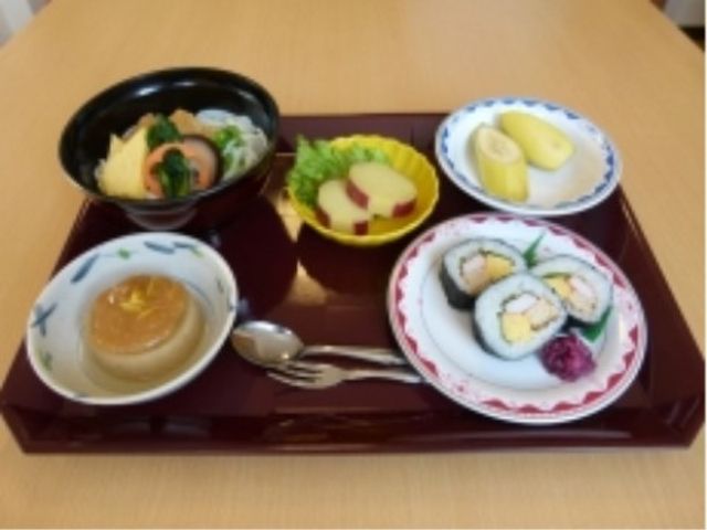 和食の彩り豊かな料理 お食事1 彩り豊かな和食の料理が準備されており、栄養バランスも考慮された献立です。利用者の方の健康と食の楽しみをサポートしています。