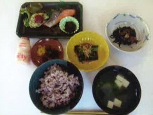 彩り豊かな和食セット お食事2 栄養バランスを考えた和食の一例です。見た目にも美しく、季節の食材を取り入れたお食事が提供されます。