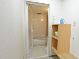 清潔な設備の浴室