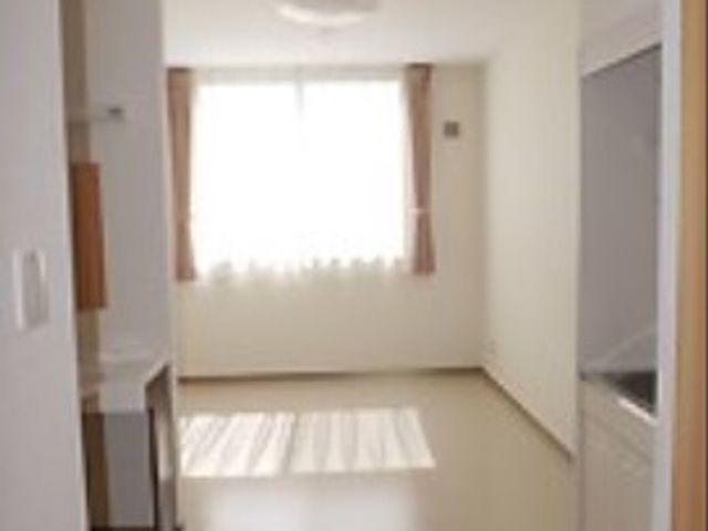 明るい洋室の内観 居室 ゆったりとした空間の居室です。明るい採光とすっきりとしたデザインが心地よい環境を提供しています。