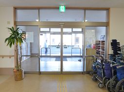 エントランスの明るい風景