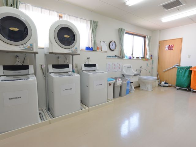 清潔な洗濯設備の空間 ランドリー 快適な衣服管理を支える洗濯機と乾燥機が揃ったきれいな場所です。清潔を保つことができ、働く環境としても適しています。