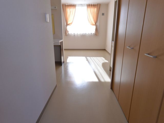 明るい居室の一角 居室 陽光が差し込む居室は、開放的な空間です。余裕のあるクローゼットも整備され、快適な生活をサポートします。