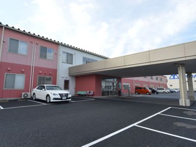 広々とした駐車場と建物