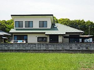 緑に囲まれた建物外観