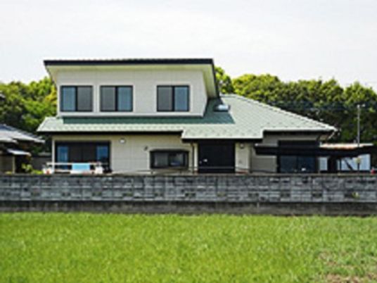 緑に囲まれた建物外観